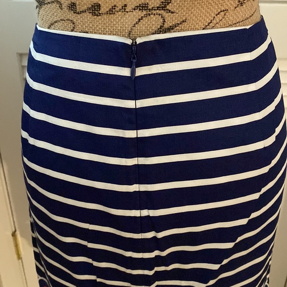 Vineyard Vines Striped Skirt. Size 8. Navy with White Stripes with Detailing - Picture 5 of 10